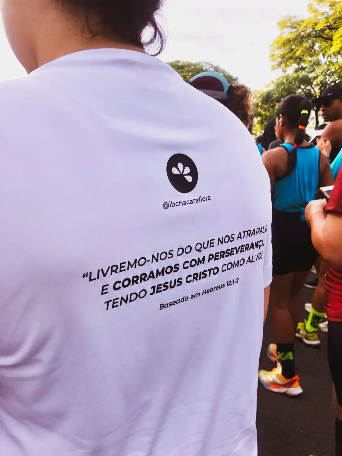 Camiseta da igreja com o símbolo da marca, numa corrida ao ar livre.